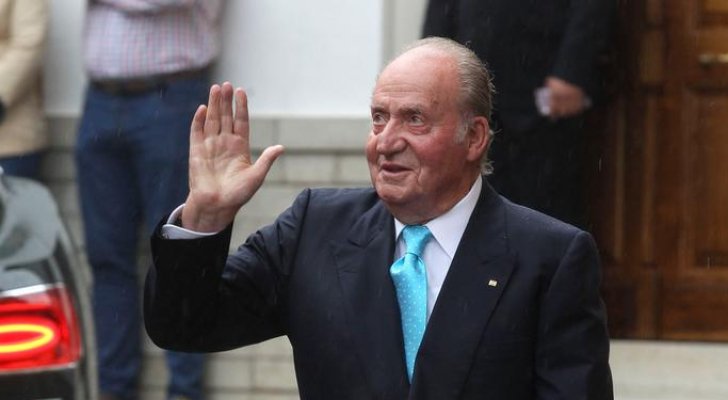 الملك الإسباني السابق خوان كارلوس يتخذ