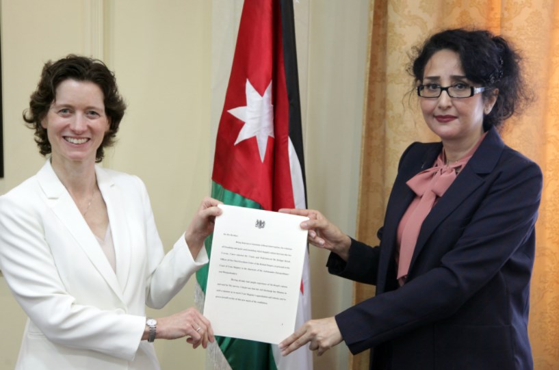 الخارجية تتسلم نسخة من أوراق اعتماد