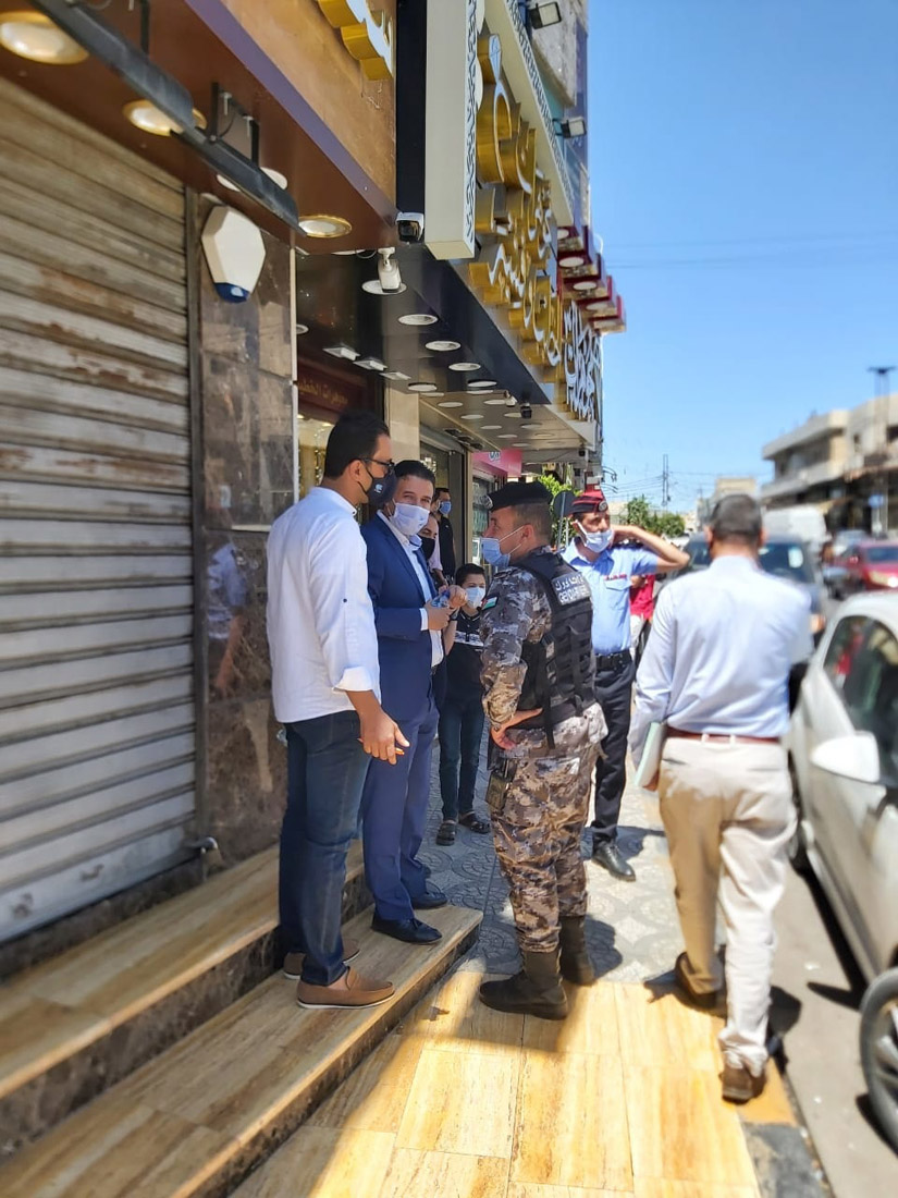 مخالفة 22 مواطنا لعدم إلتزامهم بأمر