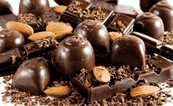 الشوكولاته تسقط من السماء وتغطي بلدة