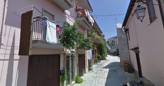 قرية إيطالية عرضت إقامة مجانية لـ12