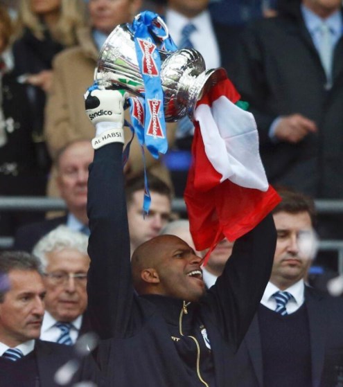 أسطورة كرة القدم العمانية يعتزل اللعبة