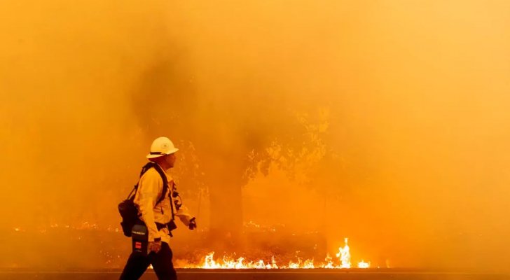 إجلاء نحو 240 ألف شخص من