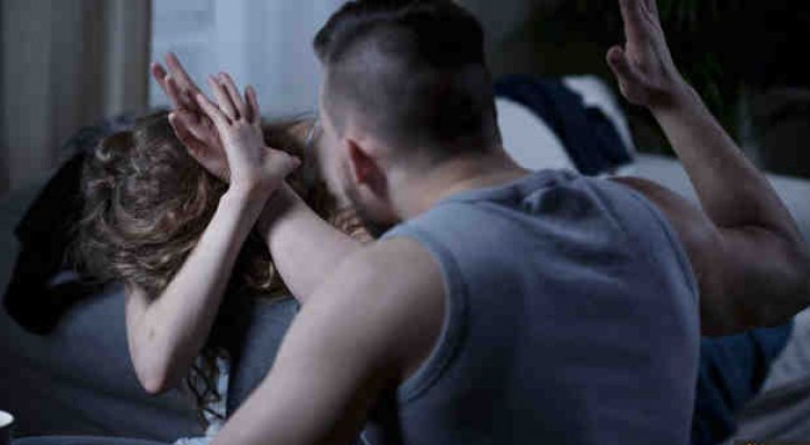 مصري يقتل والدته خنقا لمعايرته بكلمة