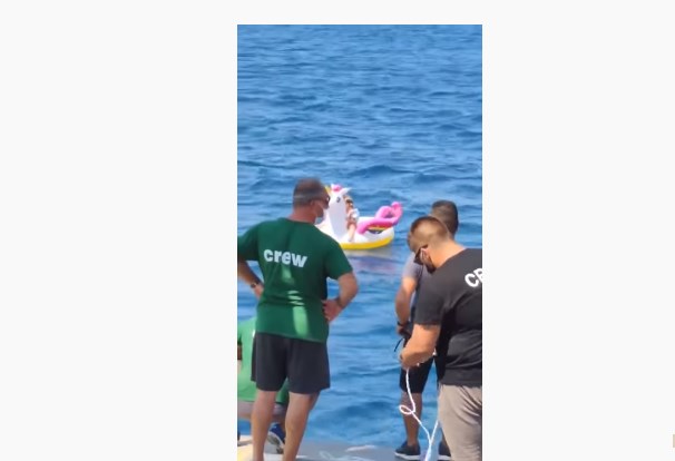 فيديو صادم لطفلة تائهة في عرض