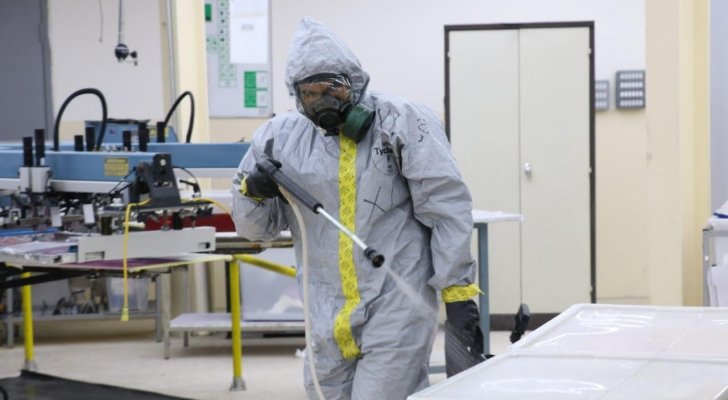 فريق المواد الخطرة يعقم ويطهر 1018