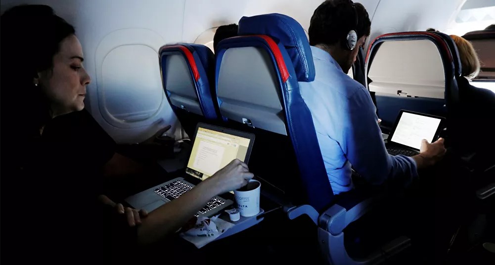 ذعر بين ركاب طائرة بعد دخول