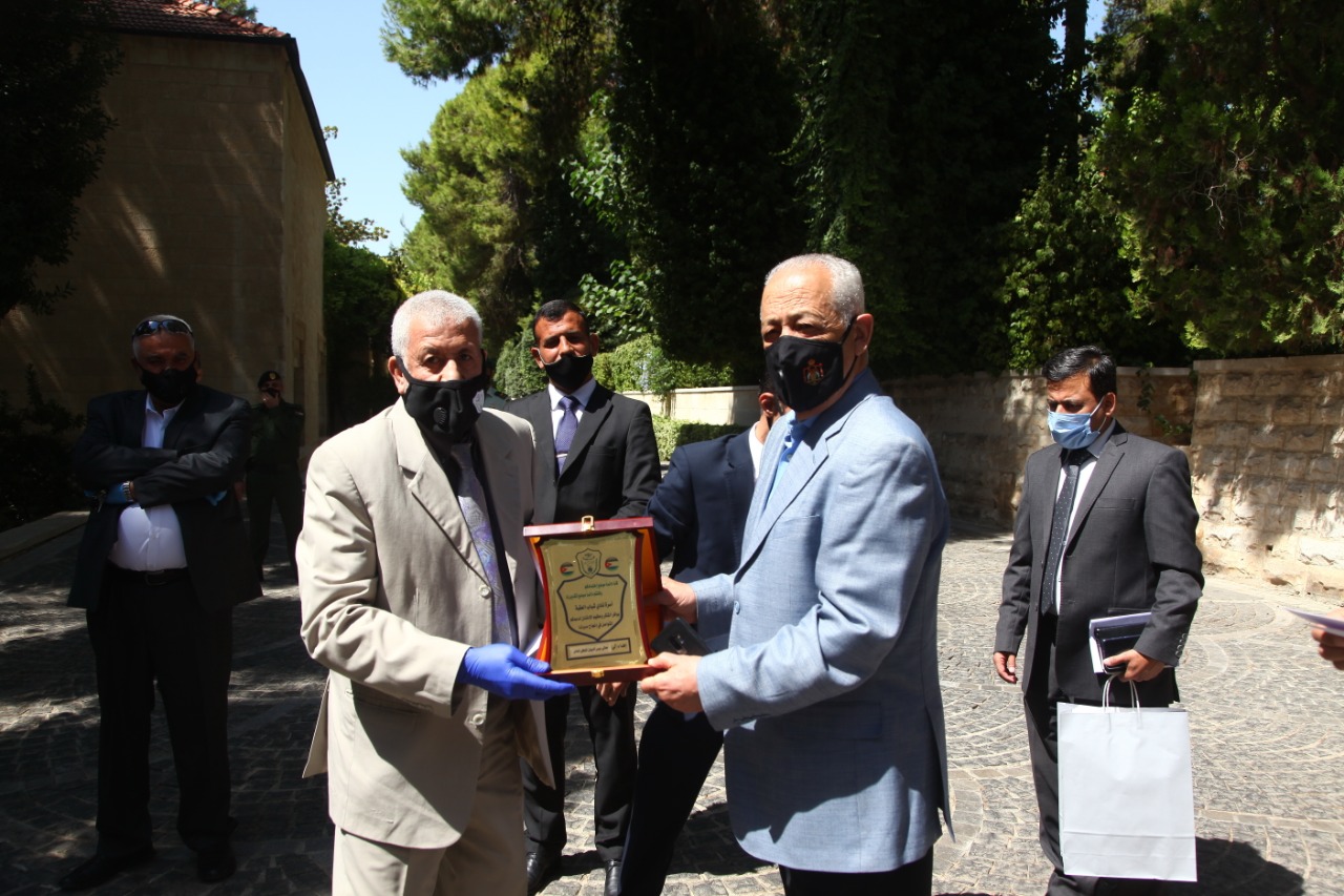 بتوجيهات ملكية.. العيسوي يسلم حافلات لعدد