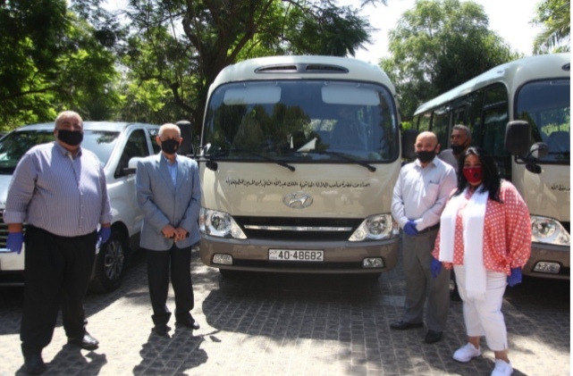 بتوجيهات ملكية.. العيسوي يسلم حافلات لعدد