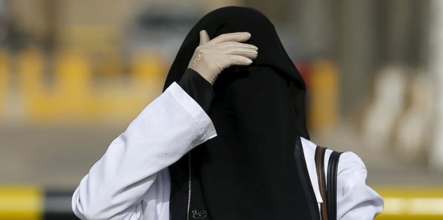 «واتساب» يحرم معلمة سعودية من راتب