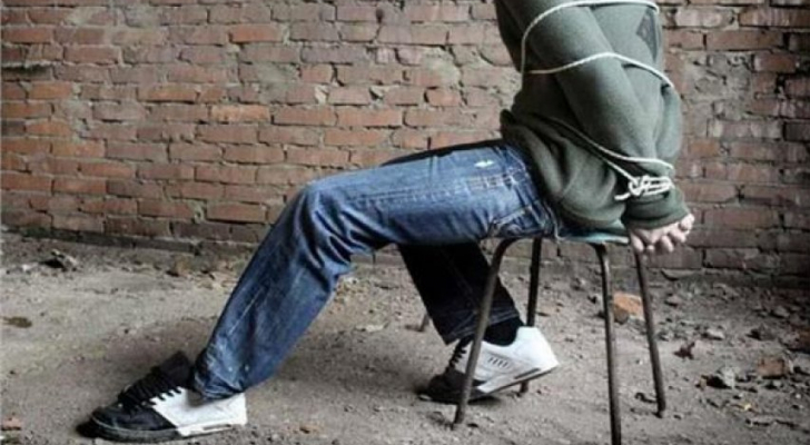 مصري يحتجز زوج ابنته ويعذبه لإجباره