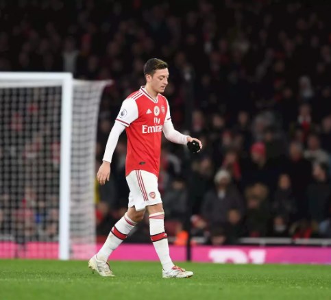 النصر السعودي يقدم عرضا خياليا لاوزيل