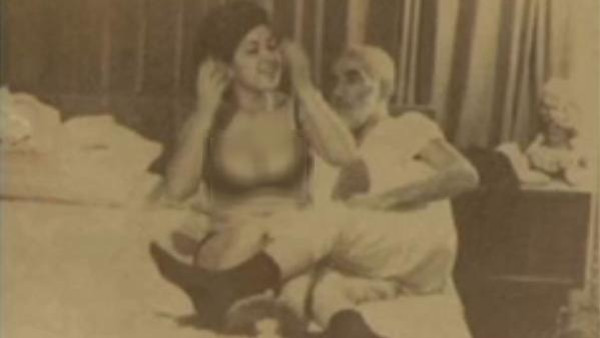 بالصور.. فتاة مخابرات بأحضان رجال دين