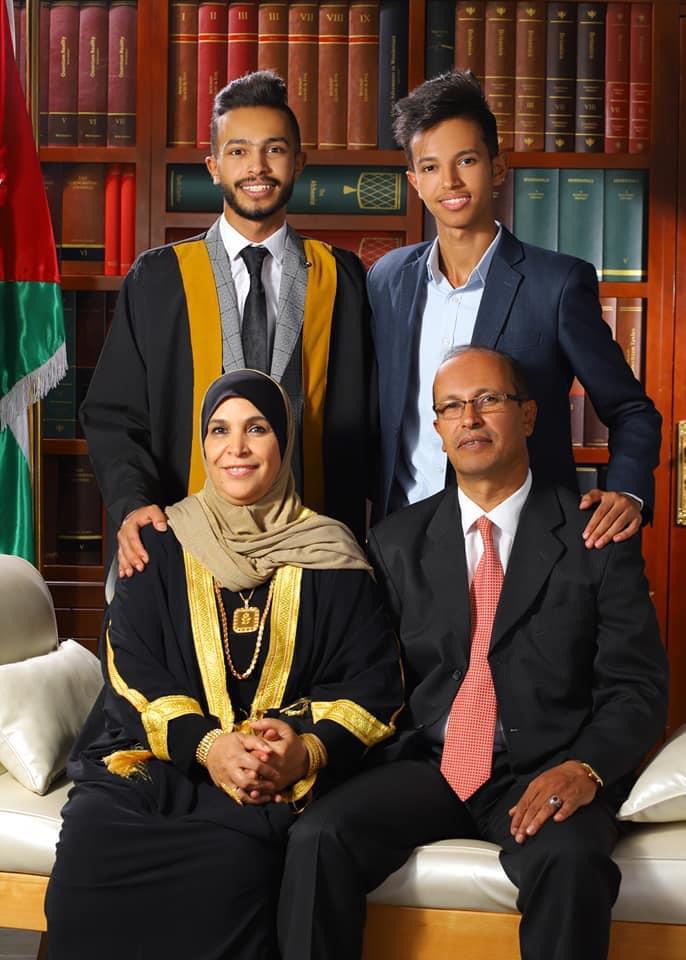 عمر محمد الوخيان يكتب بتخرجه (صور)