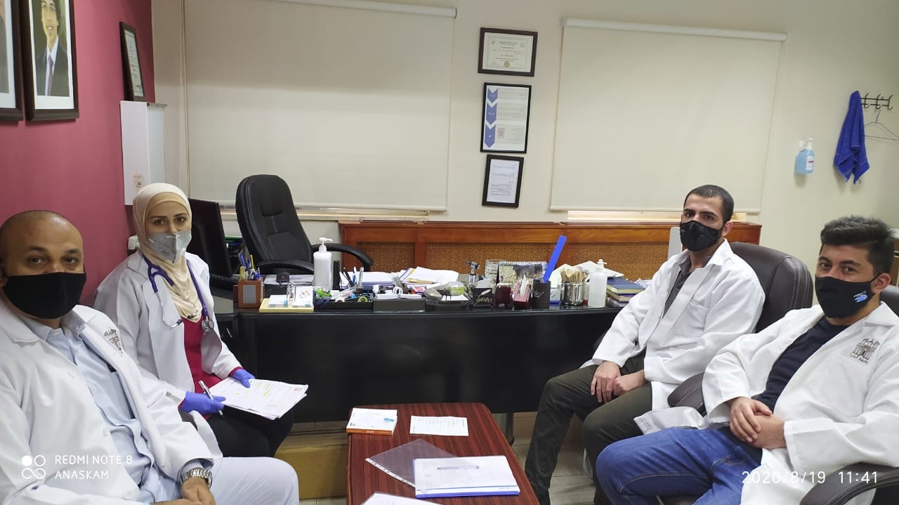 طلبة كلية الصيدلة بجامعة البترا يخضعون