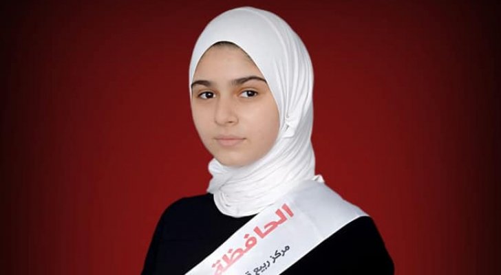 فتاة فلسطينية تحفظ القرآن الكريم كاملا
