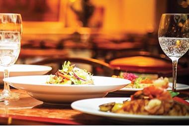 العواد: السماح للمطاعم بالعمل بعد الساعة