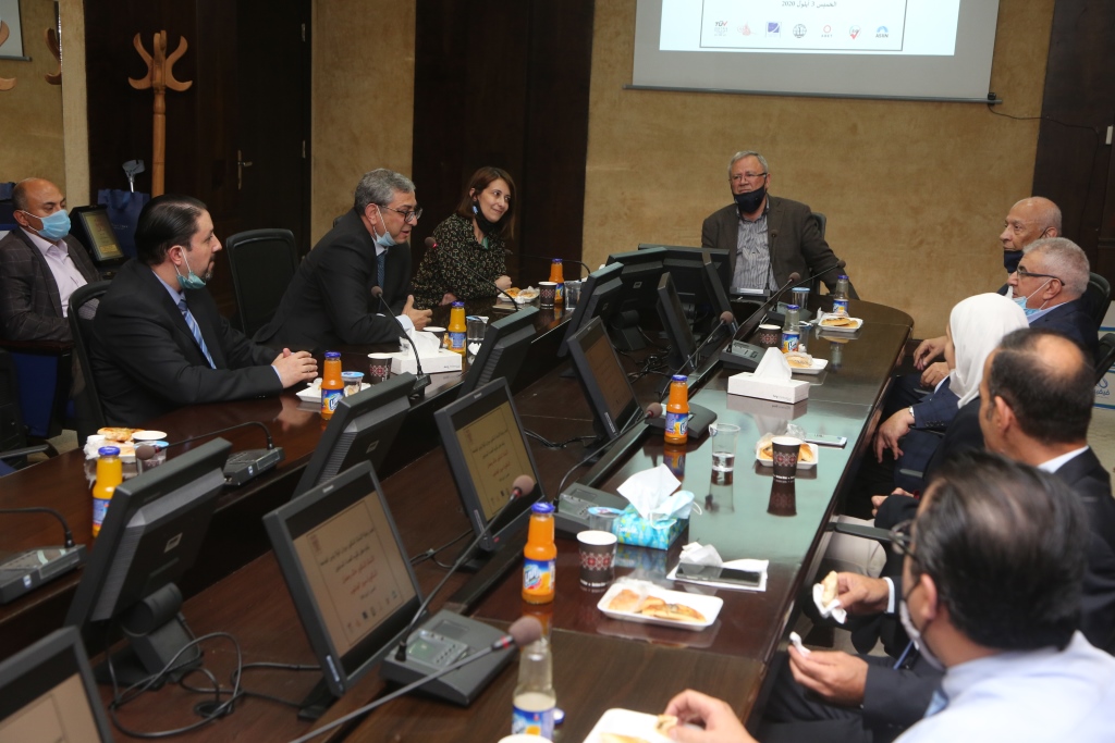 رئيس جامعة البترا يكرم عددا من