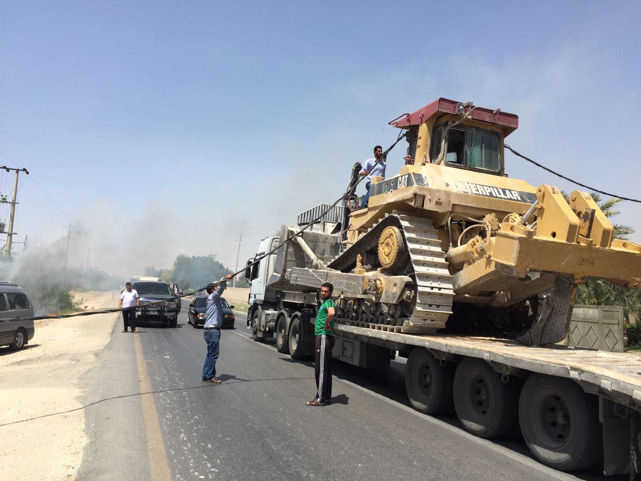 جرافة تقطع الكهرباء عن مناطق في