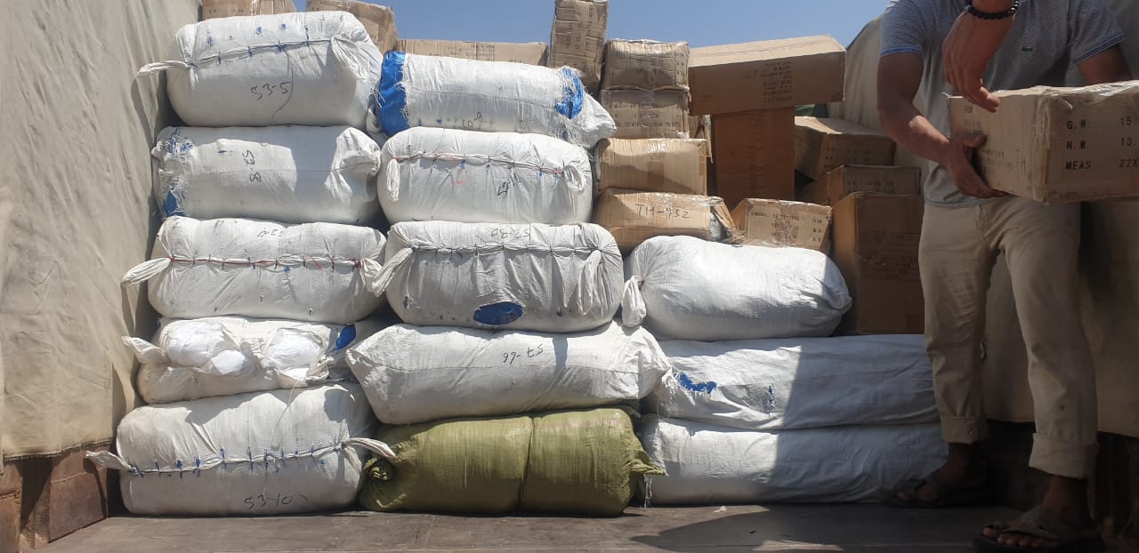 الجمارك تحبط تهريب شاحنة محملة بالالبسة