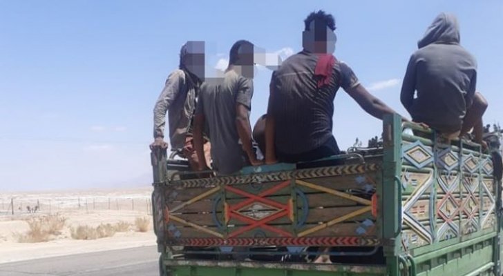 ضبط مركبة متوسطة تحمل 27 راكبا