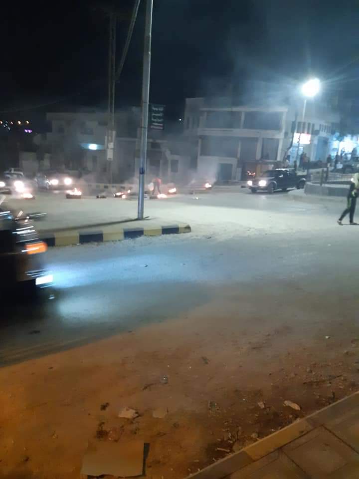 مواطنون يغلقون الشارع الرئيسي في قرية