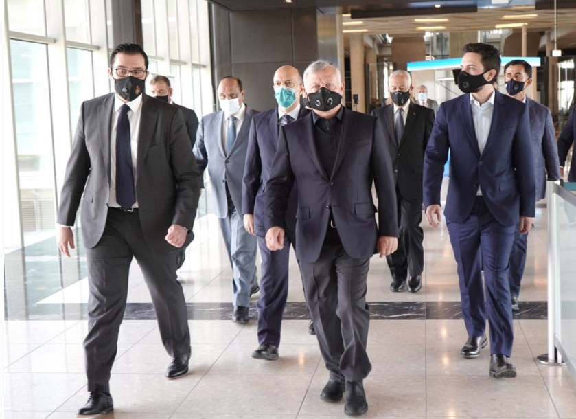 الملك يتفقد مرافق مطار الملكة علياء