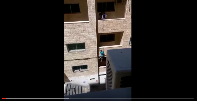 بالفيديو.. سقوط مروع لطفل من بناية
