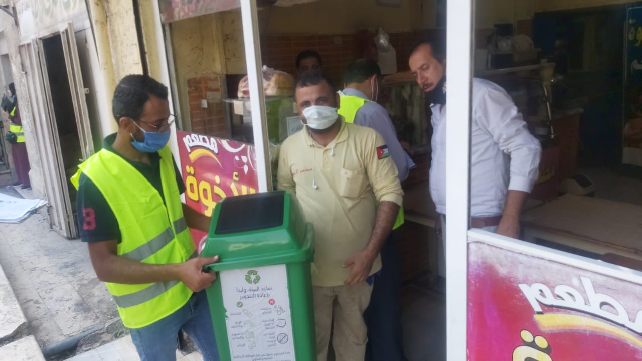 توزيع لوازم مشروع فرز النفايات في