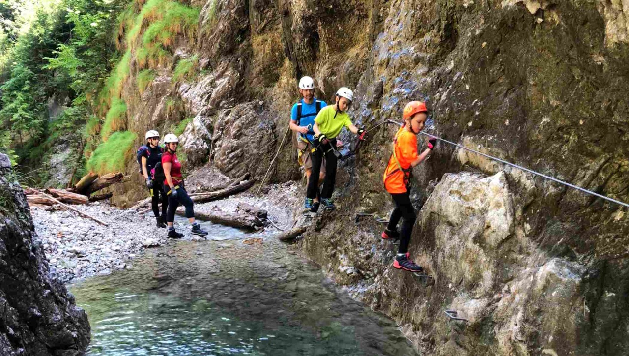 وزارة الشباب تشكل لجنة المغامرة والاستكشاف