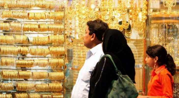 الذهب يرتفع والدولار يتراجع