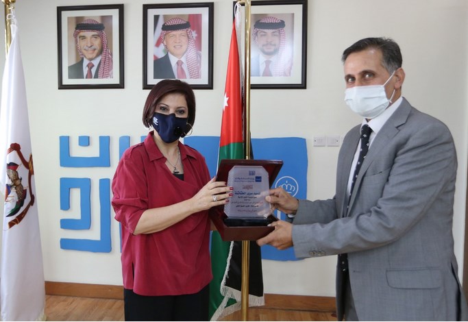 وزيرة السياحة تكرم الموظفين المتميزين بتقرير