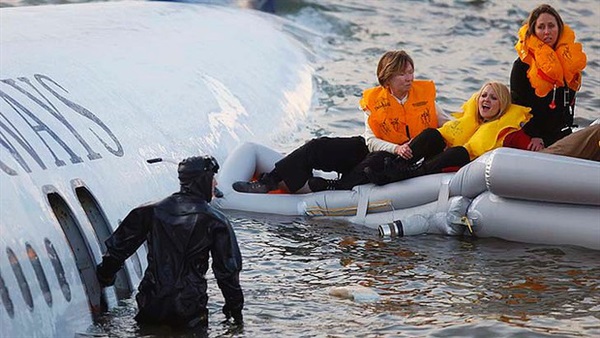 قتيلان بتحطم طائرة كندية في نهر