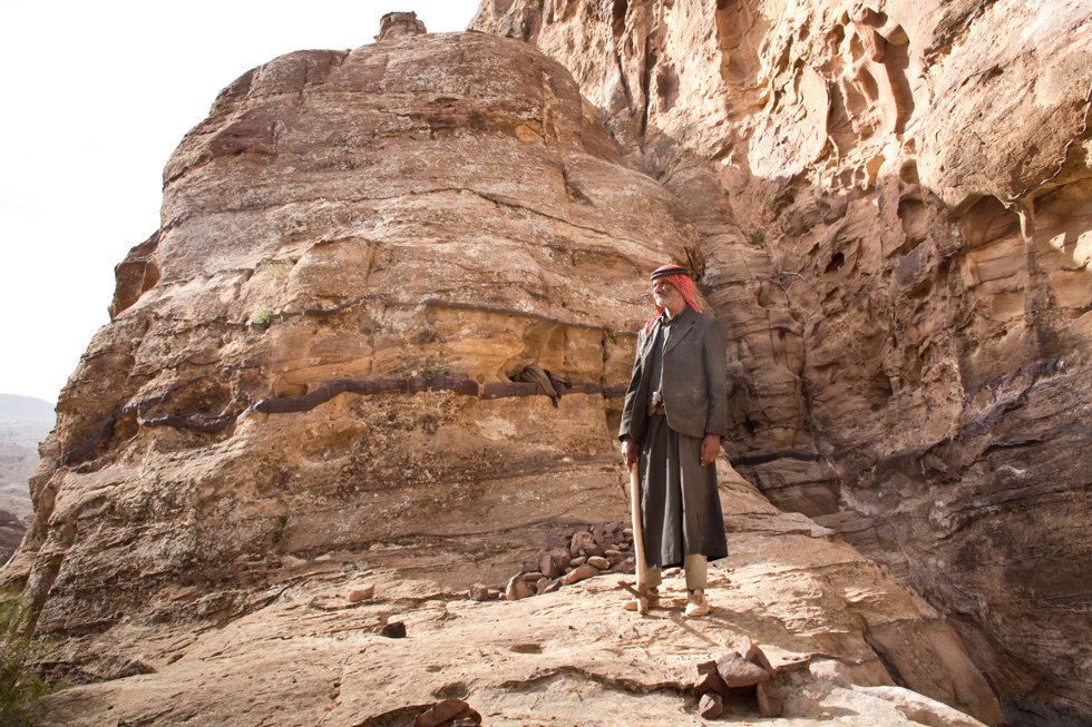 العثور على أربعيني سقط عن جبل