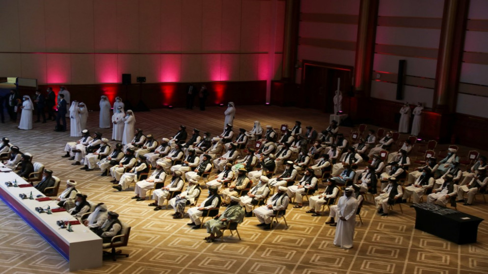 الحكومة الأفغانية وطالبان تواصلان الأحد محادثات