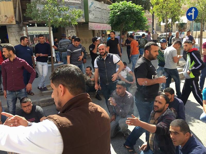 عمال بلدية جرش يعتصمون.. (صور)