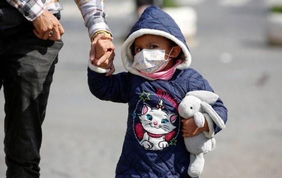 انتبهوا.. كورونا يتسلل عبر الأطفال بلا