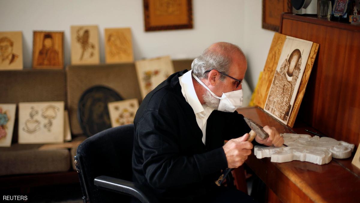 فنان يهب حياته لحفظ التراث المسيحي