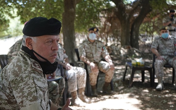 الملك يؤكد اعتزازه بدور القوات المسلحة