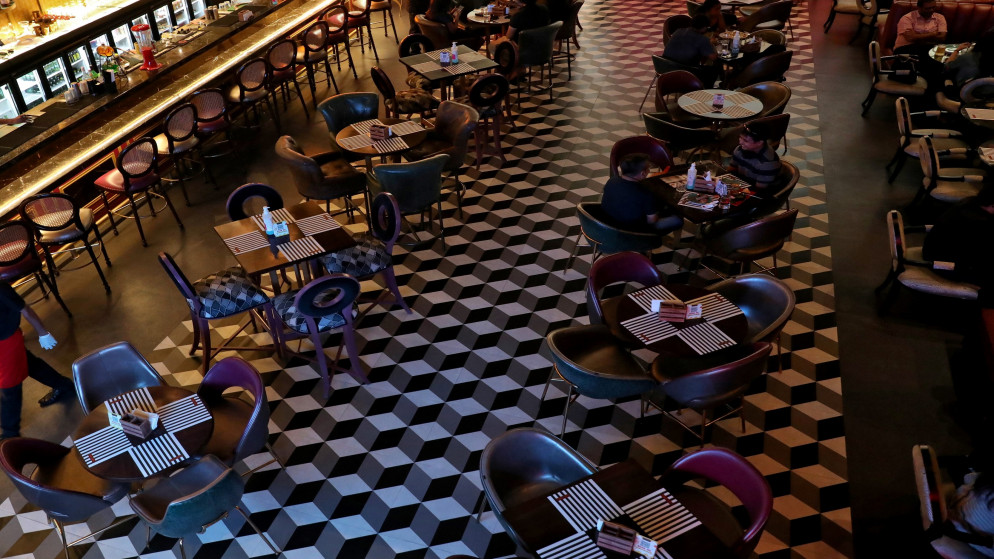 الحكومة تدرس السماح بارتياد صالات مطاعم