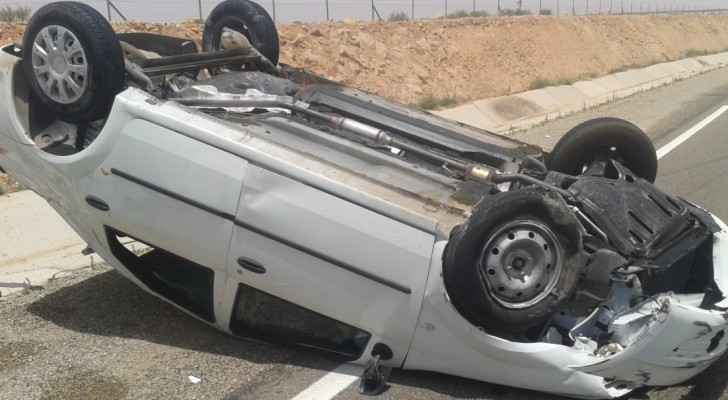 5 إصابات بتدهور مركبة على طريق