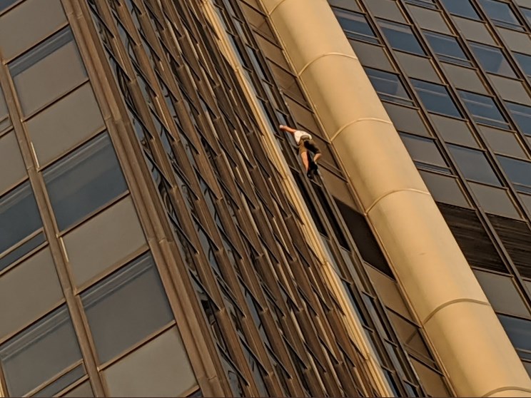 القبض على شخص أثناء تسلقه أعلى