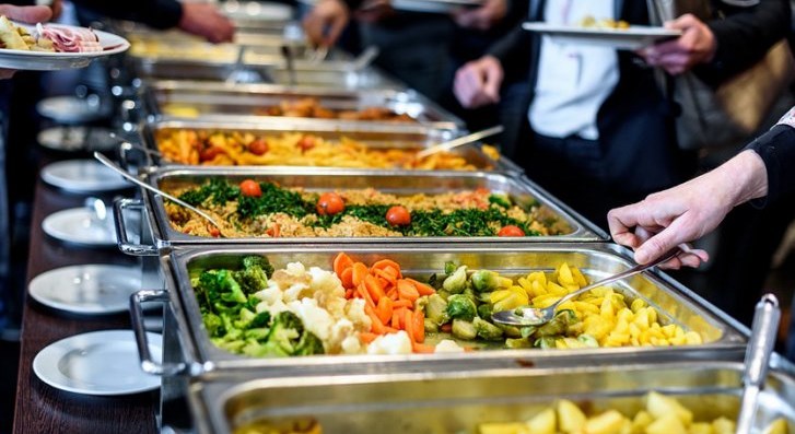 بحث العدول عن قرار إغلاق صالات