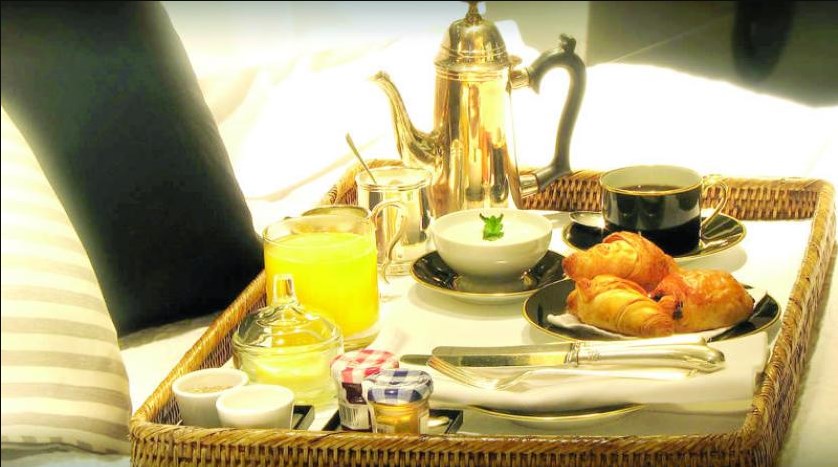 وزيرة السياحة تحصر تقديم الطعام لزبائن