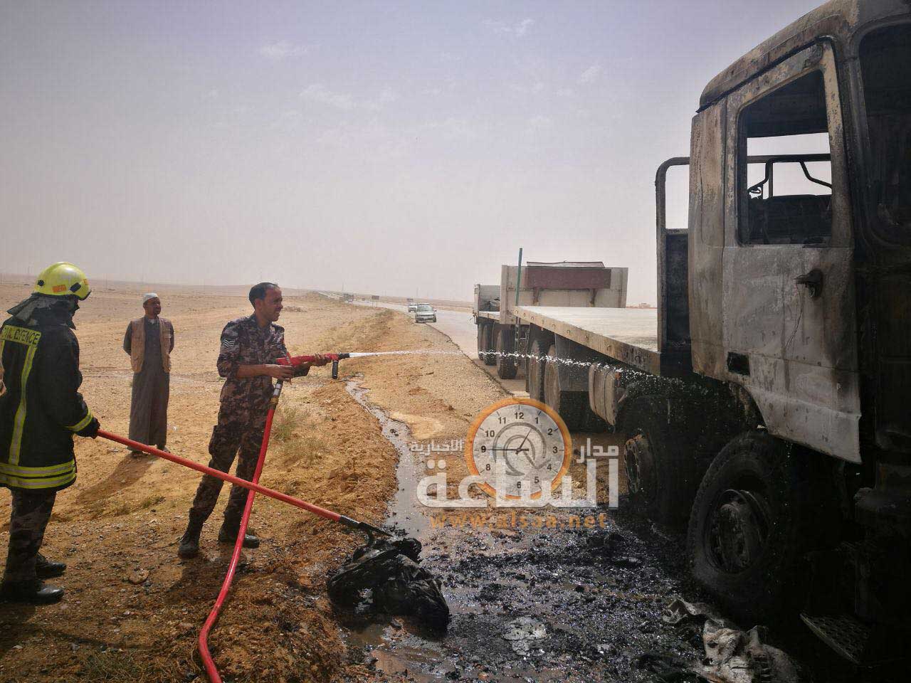 احتراق شاحنة اسمنت على الطريق الصحراوي..