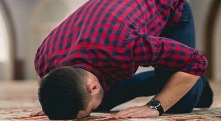 وفاة شاب مصري ساجدا أثناء صلاة