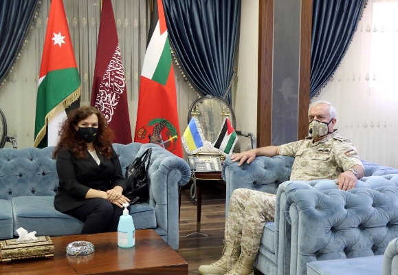 رئيس هيئة الأركان يلتقي السفيرة الأوكرانية
