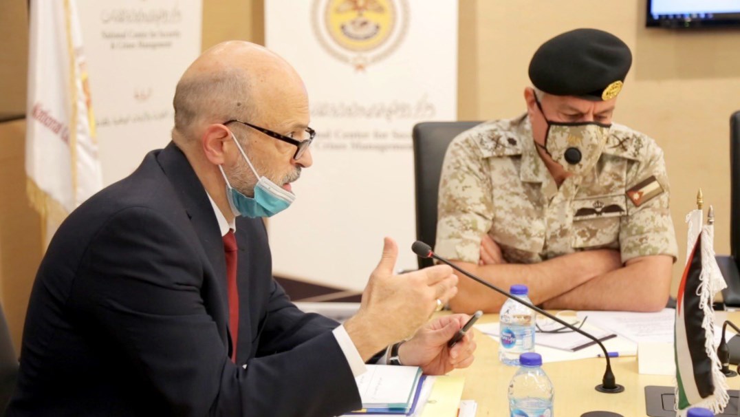 الرزاز يترأس أجتماع «خلية أزمة» (صور)