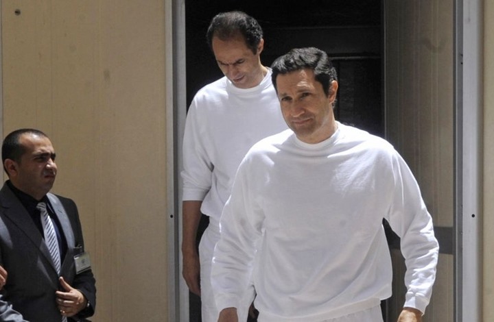 علاء مبارك يلعب ’الطاولة‘ في مقهى