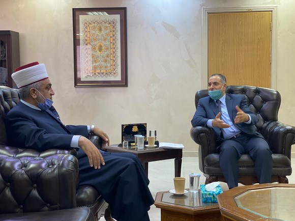 وزير الأوقاف يشيد بالتعاون الوثيق مع
